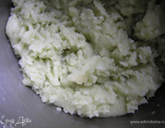 и оставшуюся муку, замесить тесто.