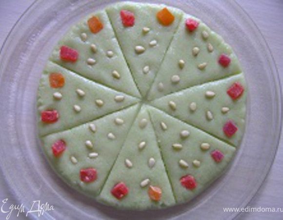 Сделать порционные надрезы, украсить по желанию. Выпекать при полной мощности 2 минуты. Готово!