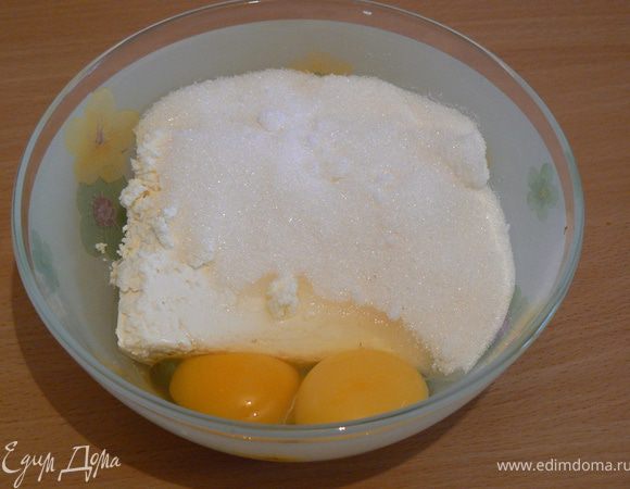 приготовить начинку: взбить творог,яйца и сахар