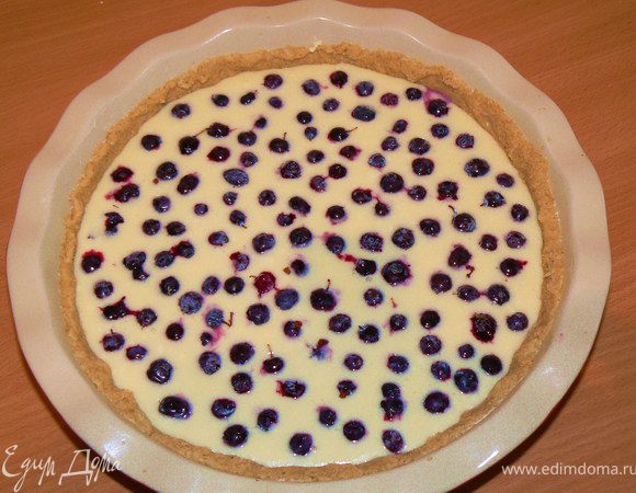 вылить начинку на тесто,добавить ягоды