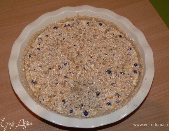 приготовить посыпку,смешав все ингридиенты .Аккуратно высыпать на пирог.