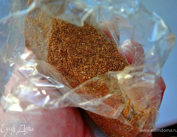 Солод насыпьте в емкость (глубокую чашку), залейте крутым кипятком, быстро перемешайте, накройте крышкой и оставьте на 8 минут завариваться.