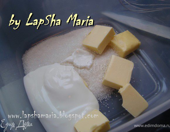 Итак, приступим к первому варианту. В миске смешаем сахар, йогурт, и масло. Размешаем, можно миксером, а можно венчиком или вообще вилкой.