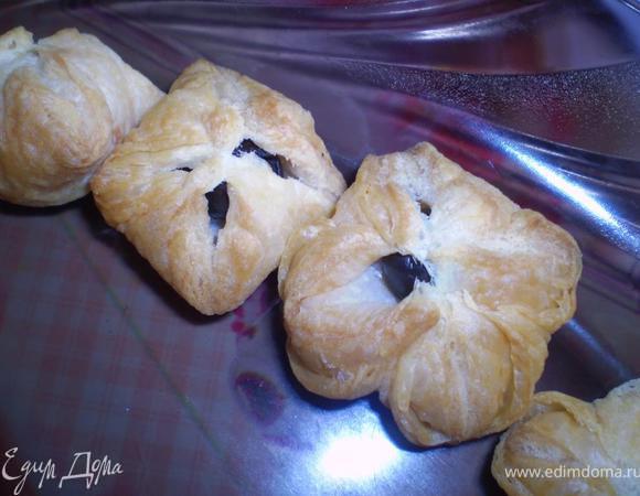 Слоеное тесто тонко раскатываем и режем на небольшие квадратики. Заворачиваем в каждый по маслинке и выпекаем в духовке при 190 гр около 25 минут
