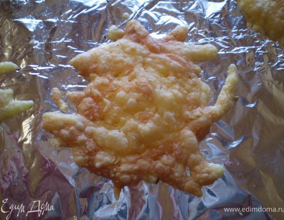 Твердый сыр натираем на крупной терке, приправляем молотым белым перцем, выкладываем на фольгу, как оладьи. Ставим в духовку, чтобы сыр подплавился и хорошо подрумянился. Получились сырные чипсы.