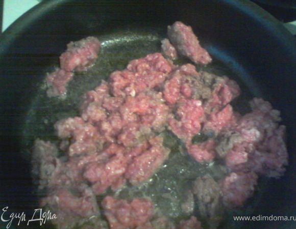 Слегка обжарить фарш на растительном масле.
