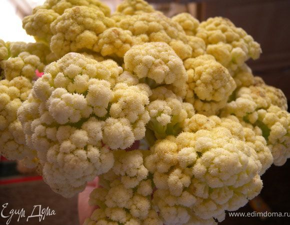 2. Отварить капусту около 5-8 минут. чтобы немного осталось хруста. Дать стечь воде. Порезать. Взбить сметану с яйцом, солью и содой.