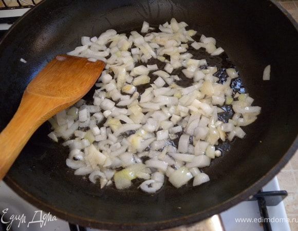 4. Лук мелко порезать и немного обжарить.  