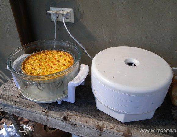 6. Залить начинку в корж и выложить аккуратно еще немного физалиса.  Выпекать при 170 около 30 минут (может и больше). 