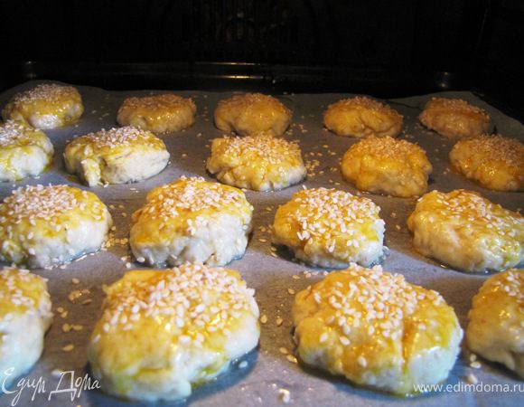 Помещаем противень со сконами в разогретую духовку.