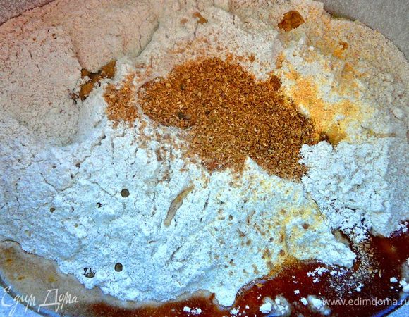 Затем влейте растительное масло — можно оливковое, подсолнечное нерафинированное (от него хлеб станет только ароматнее), тыквенное, льняное. Уксус я использую яблочный, мне хватает 1,5 ст. л. яблочного уксуса. Зерна кориандра примерно 0,5–1ч. л. В последний раз я еще добавила 0,5 ч. л. сухого молотого чеснока.