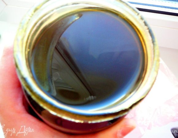 Жидкий мед. Я использую для этого хлеба гречишный темный мед.