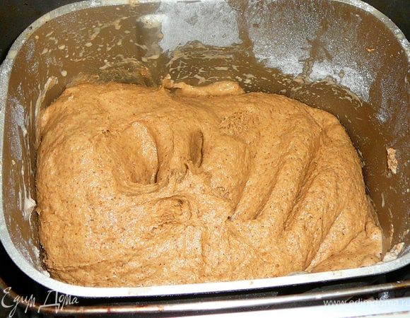 Теперь добавьте заварившийся солод и воду. Воду вливайте постепенно, сначала 330 мл, а затем при замесе теста, если понадобится, еще 30 мл.<br />
При замесе тесто должно наматываться, собираться «колобком» вокруг лопатки-гребенки. Я в последний раз оплошала — добавила в последний момент не 30 мл воды, а 20 мл — вышло чуть туговатое тесто, верх — шапка — не осел, получился неровным, тесто не расправилось после того, как я его потрогала пальцем.