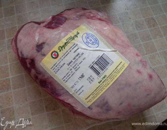 1. Говядину "разобрать" и вымочить в холодной воде. Мясо должно быть с жиром. Порезать кусочками приблизительно как для шашлыка. 