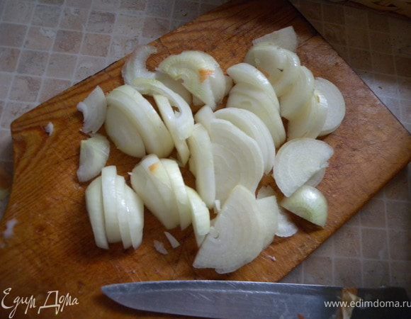 3. Лук порезать полукольцами. 