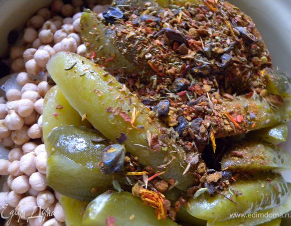 5. Все перемешать засыпать базиликом, барбарисом, красным перцем, куркумой, кориандром, черным перцем, чесноком.