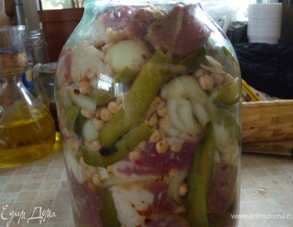 6.  Запаковать очень плотно в банку. Самый верхний слой сделать из мяса. До верха не докладывать пару сантиметров. Накрыть жестяной крышкой. Отправить в холодную духовку. 