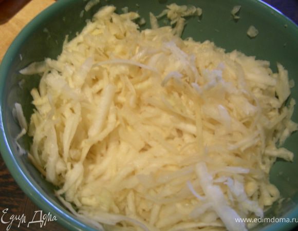 Моем сельдерей, мелко шинкуем или натираем на терке, поливаем лимонным соком.
