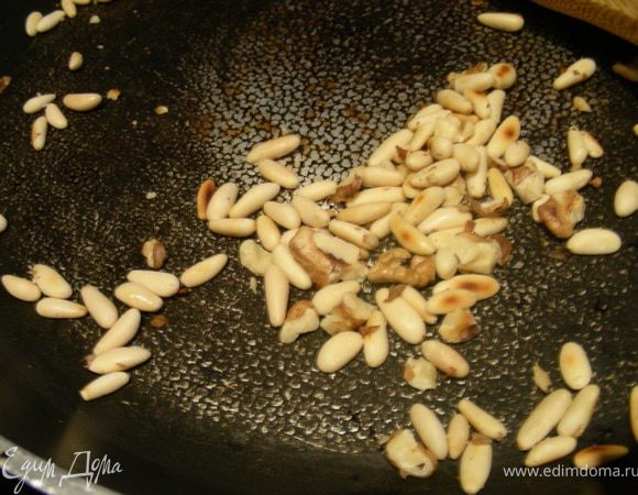 Орехи обжариваем на сковороде пару минут (я предпочитаю без масла).
