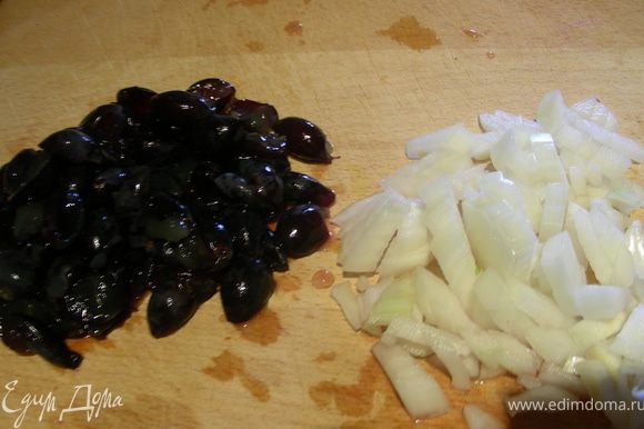 Мелко режем лук, виноград разрезаем напополам и удаляем косточки.