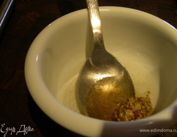 Теперь заправка: смешиваем  растительное масло (у меня без него), белое вино, мед, горчицу, соль, перец. Добавляем туда лук.
