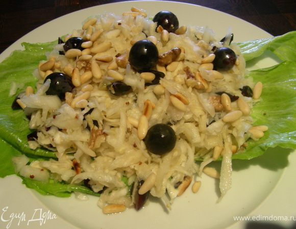 Тщательно смешиваем сельдерей, виноград и заправку, выкладываем на тарелку листья салата, наши овощи и сверху посыпаем орешками.

