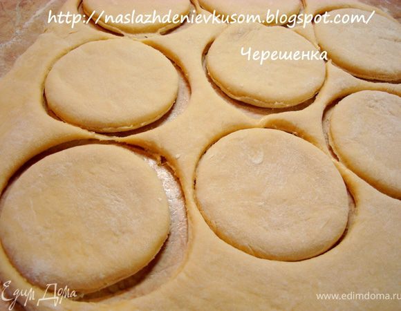 Добавить в яичную смесь масло, перемешать, а затем муку и быстро замесить тесто… Тесто получается мягким и липким, но добавочно муки лучше не добавлять, т.к. коржики станут жесткими… Раскатать тесто на хорошо присыпанном мукой столе толщиной в 1см и круглой формочкой или просто стаканом вырезать коржики…