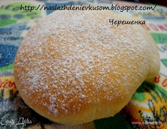 Выкладываем коржики на противень, смазанный сливочным маслом и присыпанным мукой или манкой. Выпекаем в заранее разогретой до 200 градусов духовке примерно 10-15 минут. Время регулируйте сами, т.к. духовки у всех разные. Коржики не должны быть сильно румяные. Они получаются бледно-золотистого цвета… После полного остывания, посыпьте коржики сахарной пудрой…