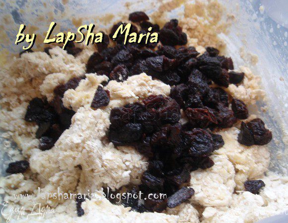 Теперь изюм, перемешаем и отправляем в холодильник на 30 минут.