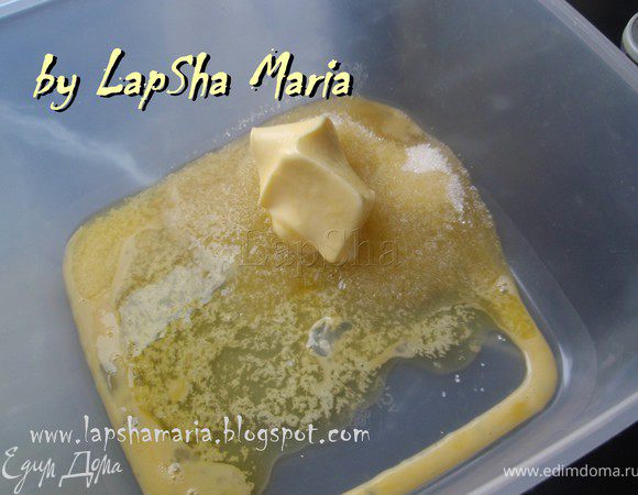 Подготовим два других вариант. Для этого одно яйцо взобьем в миске и половину перельем в другую миску. Масло немного растопим (20 сек. в свч) и отправим по 50 гр в каждую миску. В обе миски добавим сахар и хорошо взобьем с помощью миксера, венчика или вилки.