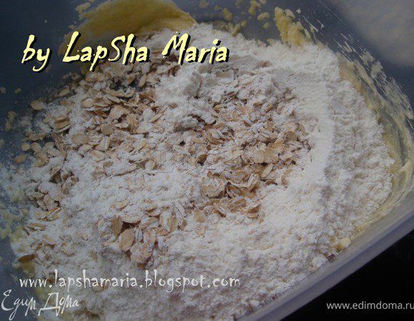 В миску с вариантом №2 добавим геркулес, просеянную с солью муку и разрыхлитель.