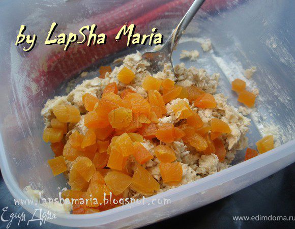 Добавим курагу и йогурт, хорошо перемешаем до состояния скрепленности всех ингредиентов. И оправим в холодильник на 30 минут