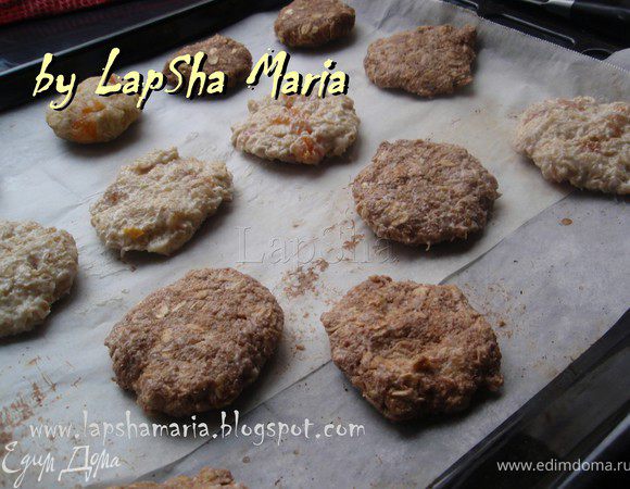 Противень выстелить пекарской бумагой или пергаментом. Сформировать средние печеньки руками. Ставим в духовку на верхнюю полку на 15-17 минут при температуре 190-200С на режиме "верх+низ" + "конвенция". Когда печенье готово оно должно быть немного мягким, ему надо дать остыть сначала на противне 5 минут, затем переложить на решетку до полного остывания. Горячими не кушать! Не так вкусно)))