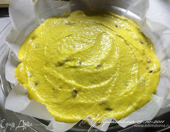 Разогреть духовку до 180 С. Форму выстелить пергаментом для выпечки, слегка смазать маслом, присыпать манной крупой. Выложить тесто в форму, разровнять и отправить в духовку на 35-40 мин.