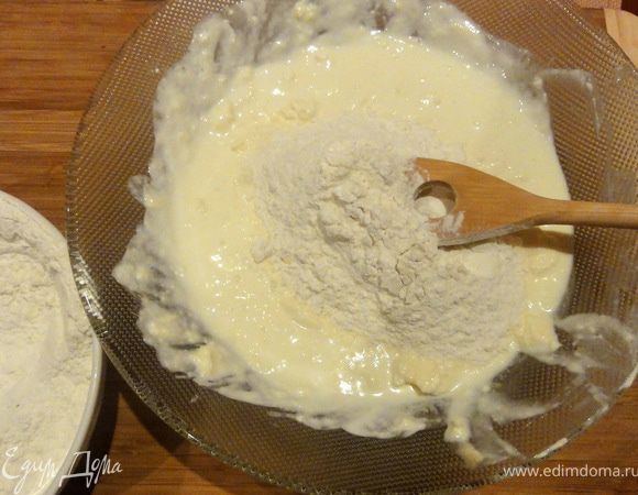 Замесить мягкое тесто. 