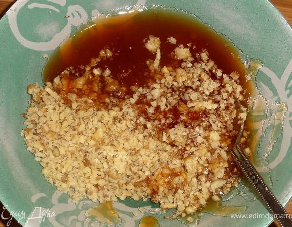 Измельчить грецкие орехи и их смешать с абрикосовым вареньем. У вас должна получиться консистенция густой каши.