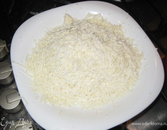 Слоеное тесто делим на две части и тонко раскачиваем(у меня было покупное мороженое). Брынзу крошим, если мягкая,если твердая то натираем на терке( у меня была твердая).