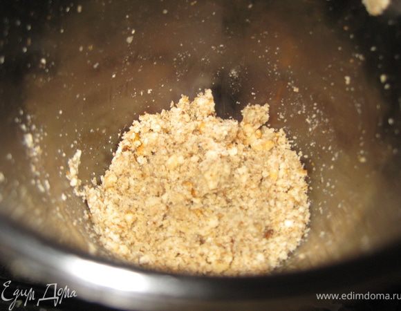 Орехи измельчаем блендером или комбайном в крошку.
