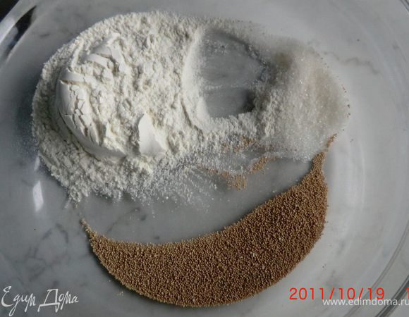  из молока,дрожжей,сахара,муки завести опару,и оставить на полчаса  