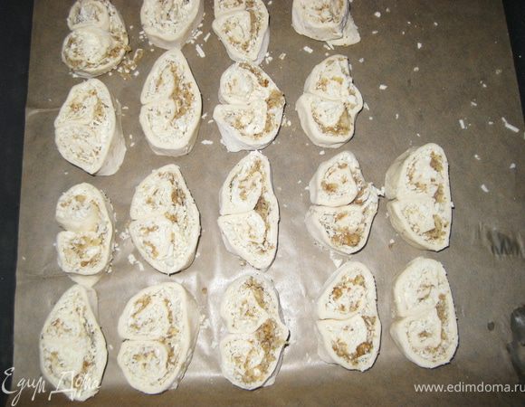 Нарезаем на кусочки толщиной прибл.1 см.Раскладываем на протвинь, застеленный пергаментом.