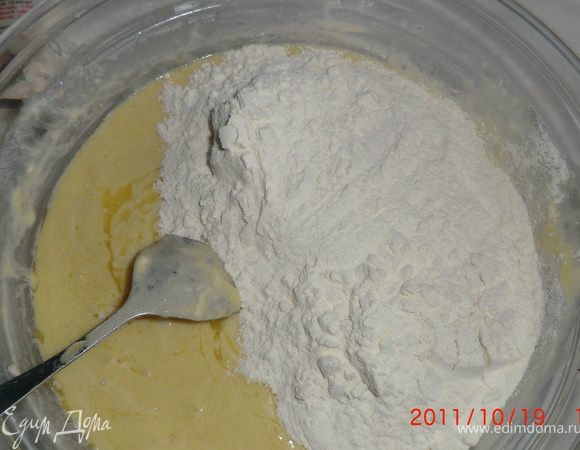 добавляем муку.замешиваем  тесто,разделить его на 2 части,скатать два  шара.