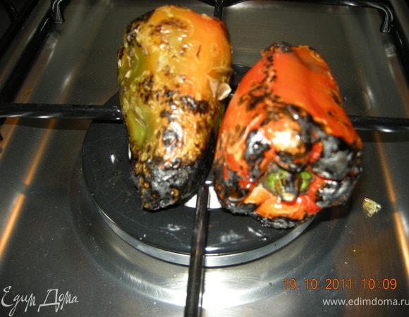 Подготавливаем перцы - помыть, обсушить и бросить на открытый огонь на комфорке. Поварачивать  попеременно, печь до тех пор пока кожа не обуглиться.
