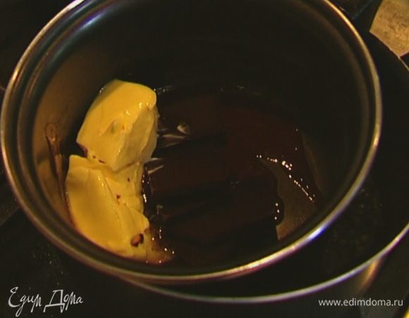 Шоколад и 100 г сливочного масла растопить на водяной бане.