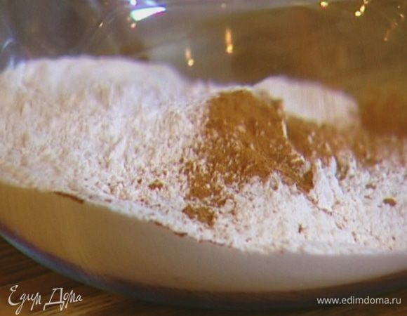 Муку соединить с разрыхлителем, корицей и солью.
