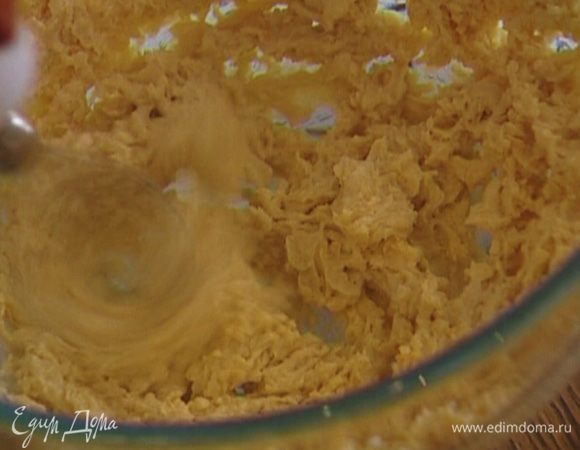 Перемешать сливочный сыр с сахаром, а затем взбить миксером в однородную массу. 