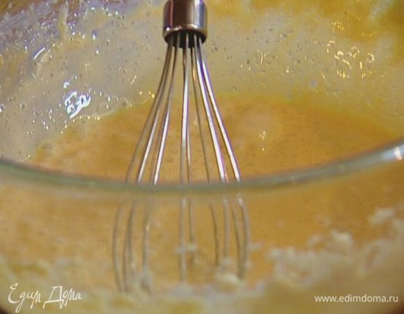 Не прекращая взбивать, ввести по одному яйца. 