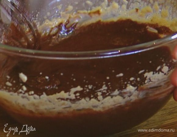 В сливочную массу тонкой струйкой влить растопленный шоколад с маслом, постоянно помешивая венчиком.