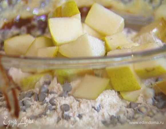 Соединить сливочно-шоколадную массу с мукой, добавить шоколадные капли и нарезанные груши, быстро вымешать.