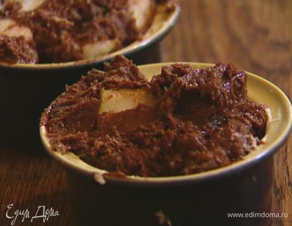 Керамические формочки для выпечки смазать оставшимся сливочным маслом, разложить в них тесто, поставить на большой противень и отправить в разогретую духовку на 30 минут.