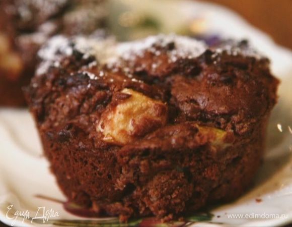 Остудить готовые кексы, не вынимая из формочек.
